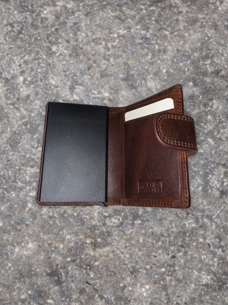 Men’s wallet with mini RFID protection wallet compartment made of Hunter Oil Pulled up leather