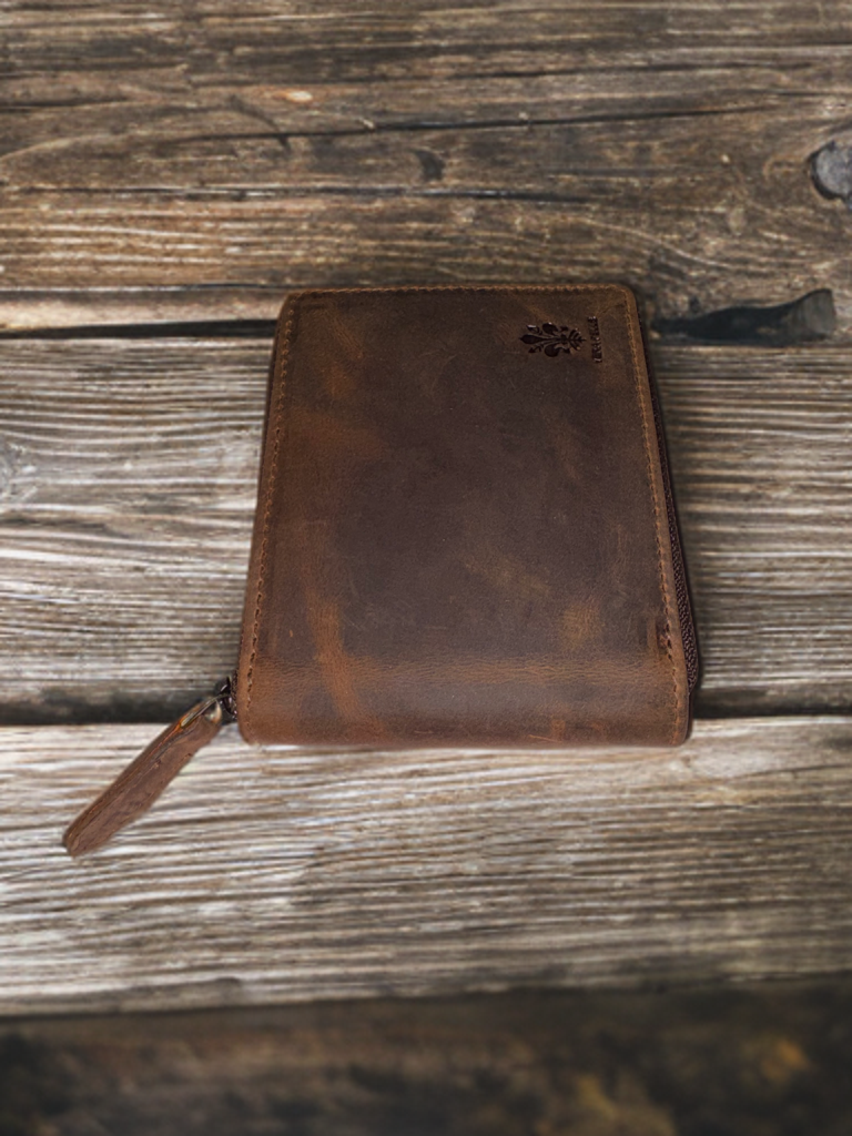 Round zipper wallet made of genuine hunter leather