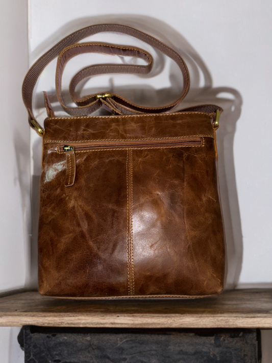 Cross body messenger for ladies made of exclusive crunch VT leather