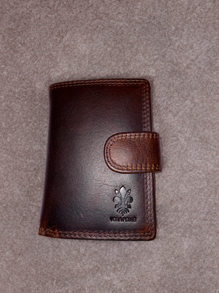 Men’s wallet with mini RFID protection wallet compartment made of Hunter Oil Pulled up leather