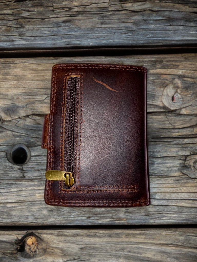 Men’s wallet with mini RFID protection wallet compartment made of Hunter Oil Pulled up leather