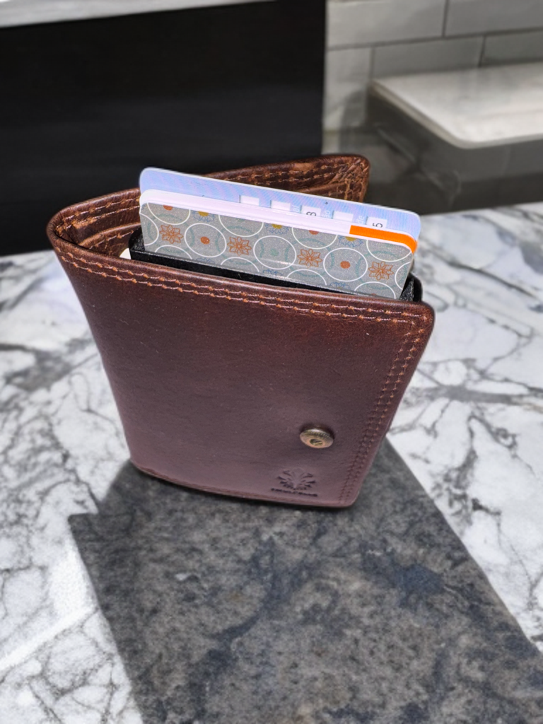 Men’s wallet with mini RFID protection wallet compartment made of Hunter Oil Pulled up leather