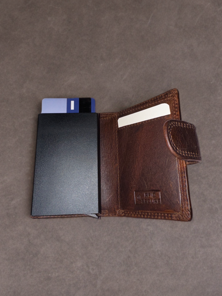Men’s wallet with mini RFID protection wallet compartment made of Hunter Oil Pulled up leather