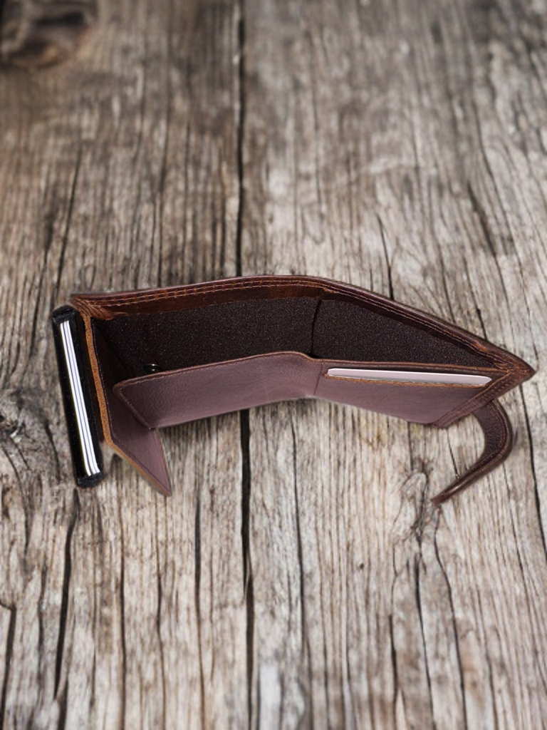 Men’s wallet with mini RFID protection wallet compartment made of Hunter Oil Pulled up leather
