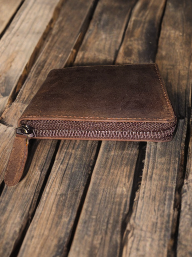 Round zipper wallet made of genuine hunter leather