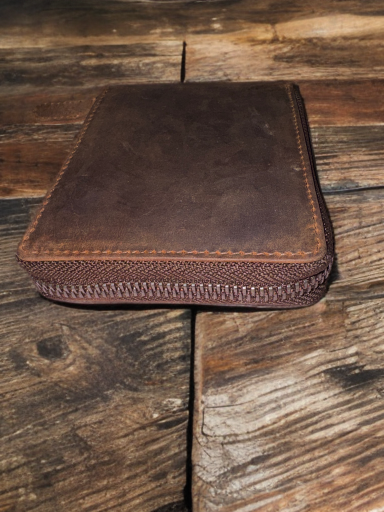 Round zipper wallet made of genuine hunter leather